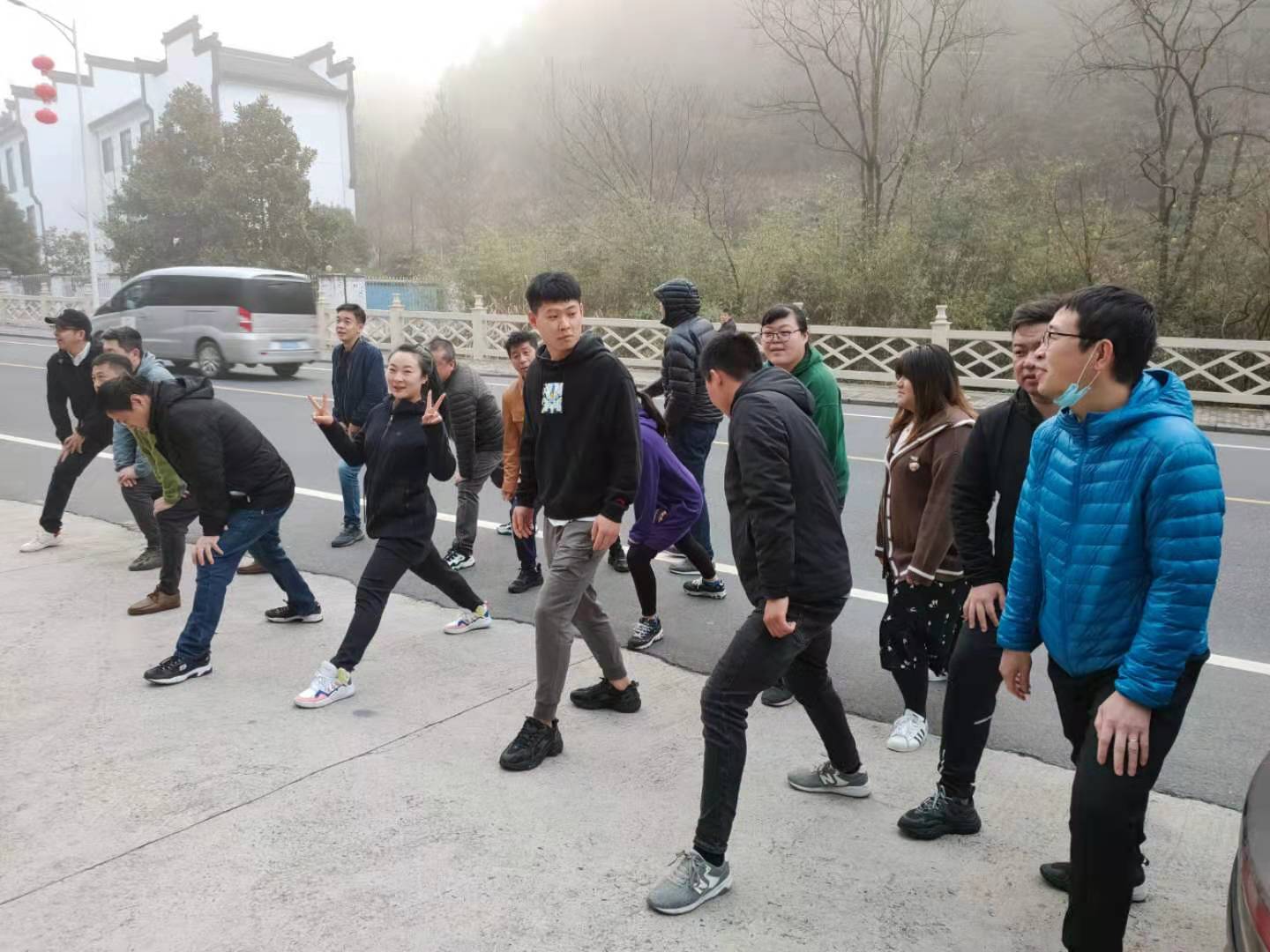 爬山角逐_永利集团